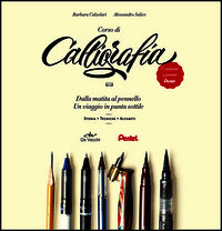 9788841208410 - Corso di calligrafia. Dalla matita al pennello. Un viaggio in punta sottile. Storia, tecniche, alfabeti. Con gadget