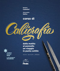 9788841216576 - Corso di calligrafia. Dalla matita al pennello. Un viaggio in punta sottile. Storia, tecniche, alfabeti. Con gadget
