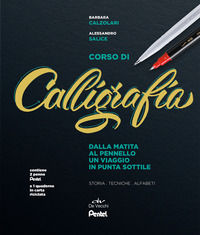 9788841218907 - Corso di calligrafia. Dalla matita al pennello. Un viaggio in punta sottile. Storia, tecniche, alfabeti. Con gadget